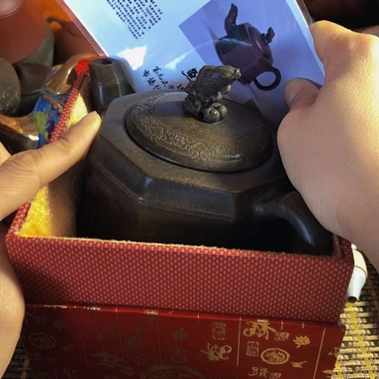 紫砂茶壶原矿泥料手工制作的紫砂壶。