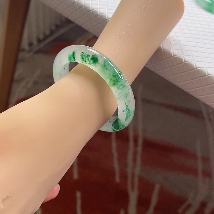 如***。未镶嵌手镯石英质玉
