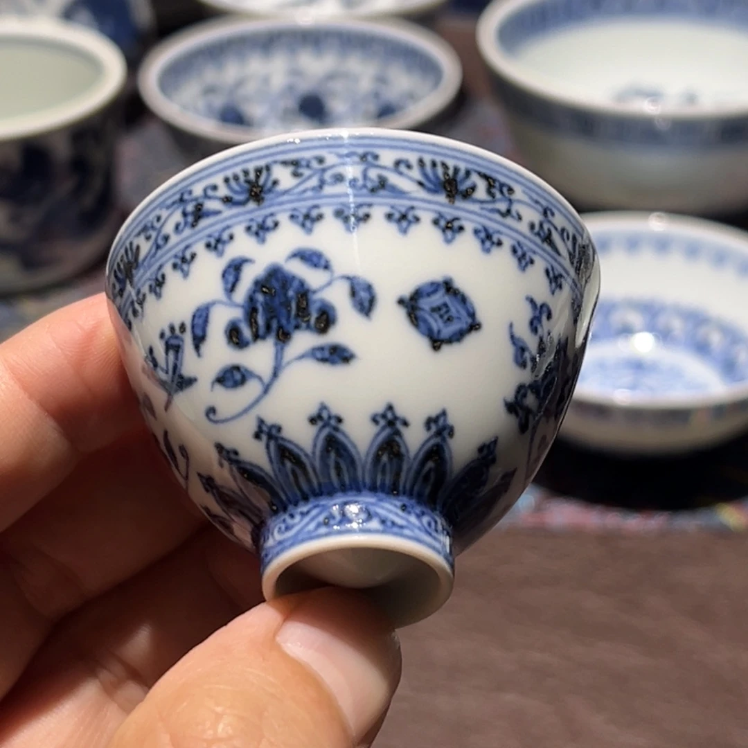 精品青花缠枝花卉小鸡心杯口径约5.9厘米