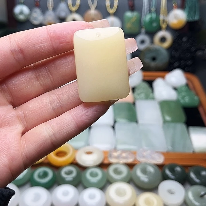 石英质玉（金丝玉）未镶嵌颈饰