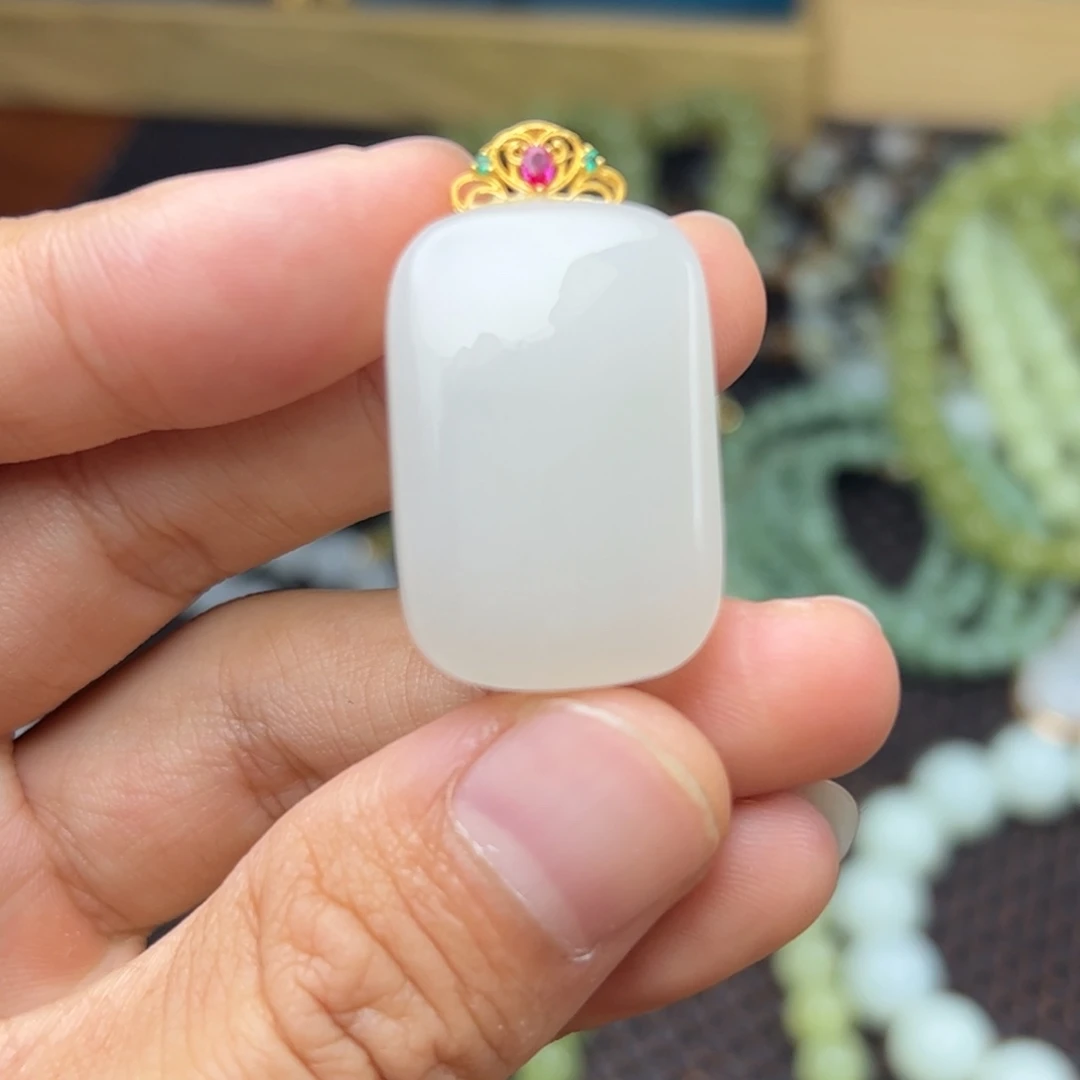 和田玉18K金镶嵌挂件