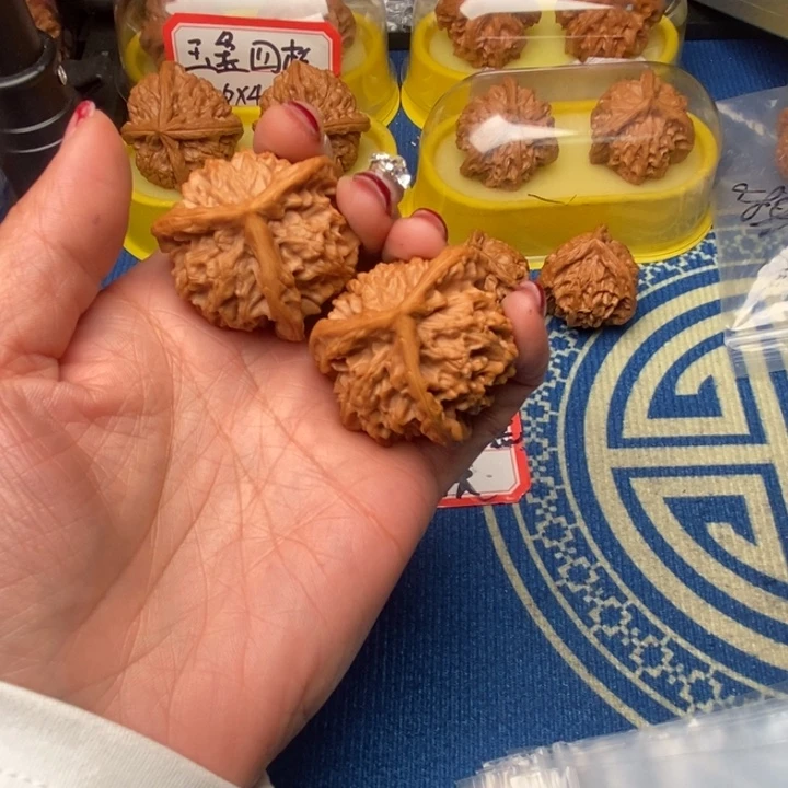 小***仙桃核吊坠三棱核桃