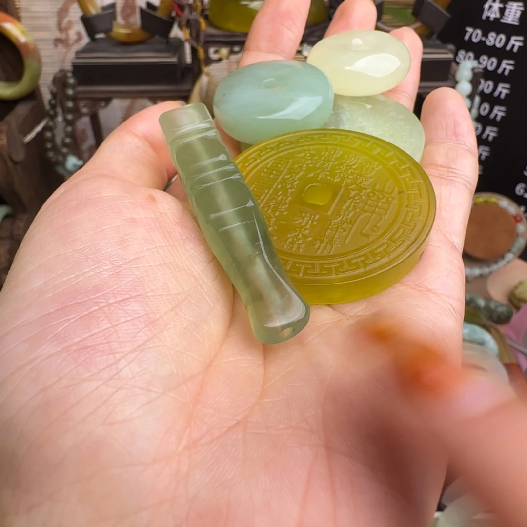 王****岫玉未镶嵌手镯默认微瑕无科技