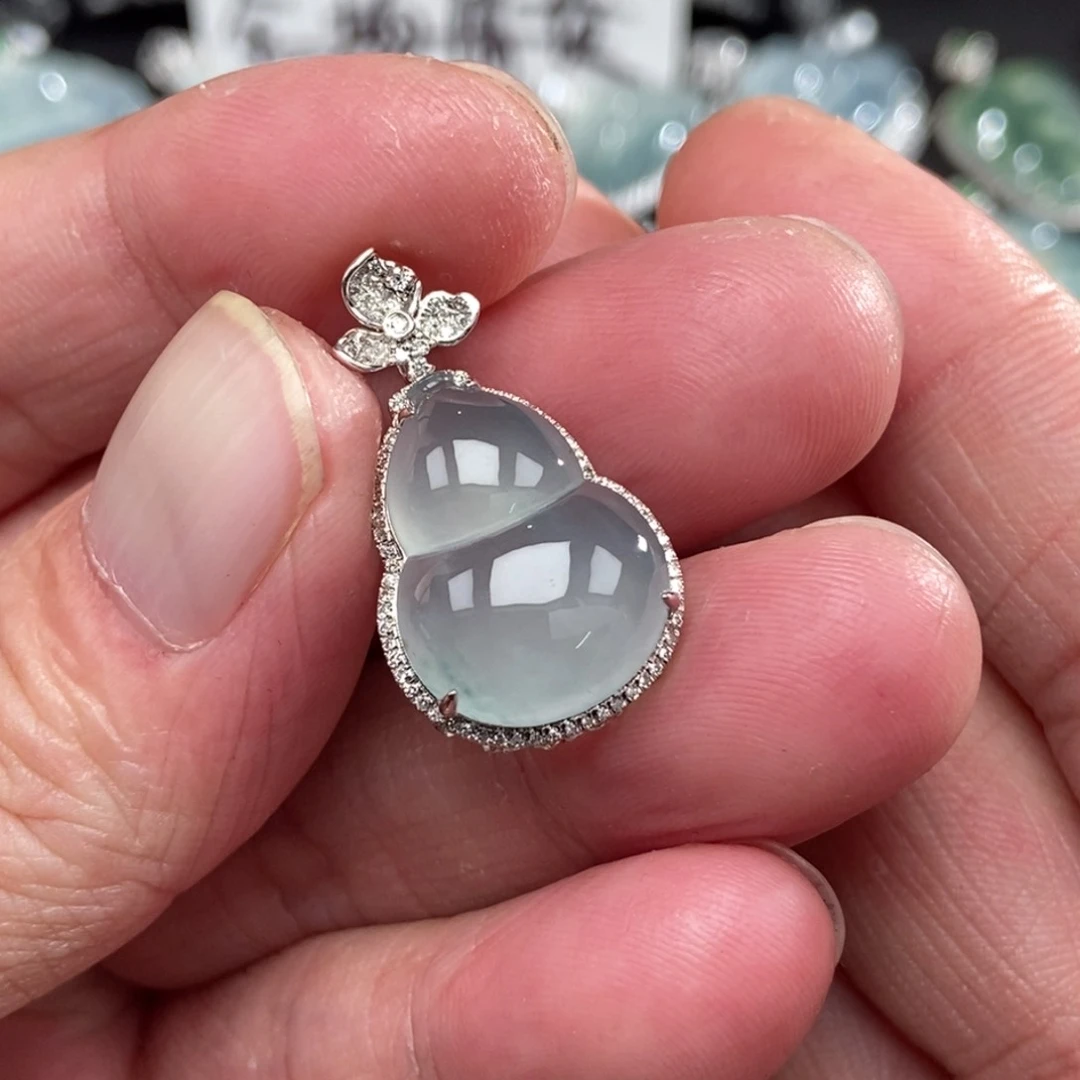 颈饰18K金镶嵌翡翠葫芦