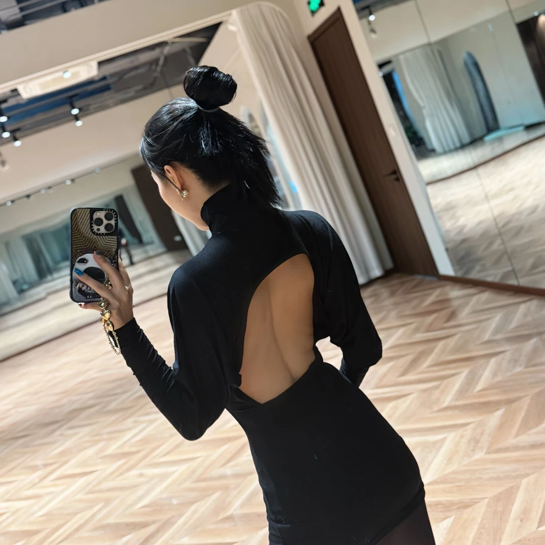 高领长袖露背包臀裙