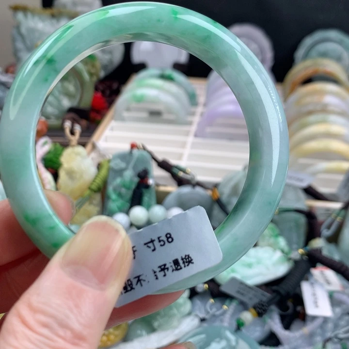 翡翠手镯未镶嵌吊坠