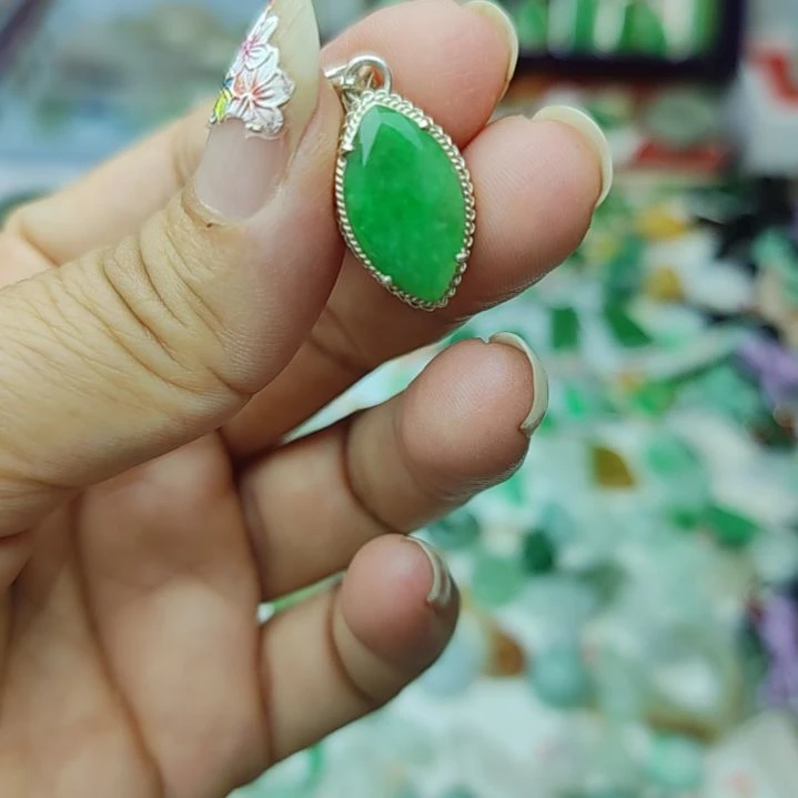 翡翠未镶嵌颈饰2