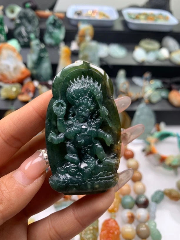 腾冲老料翡翠大黑天挂件