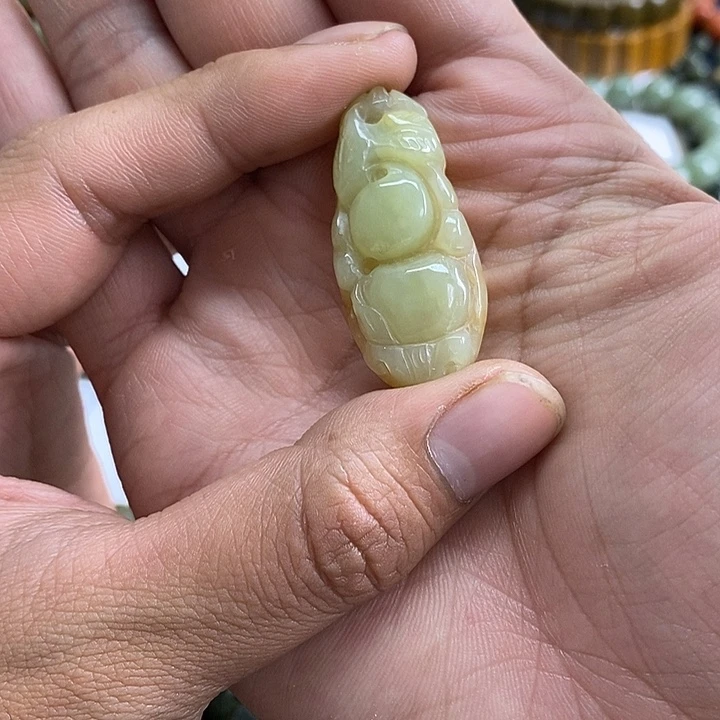 未镶嵌透闪石质玉珠宝奇石