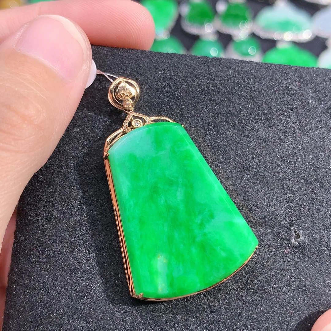 颈饰18K金镶嵌翡翠