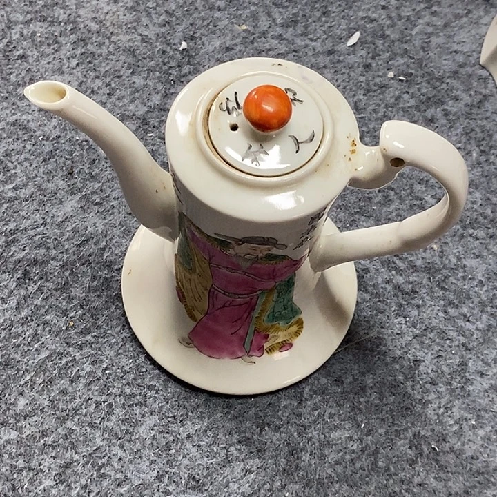 胸***海粉彩茶壶，粉彩茶壶
