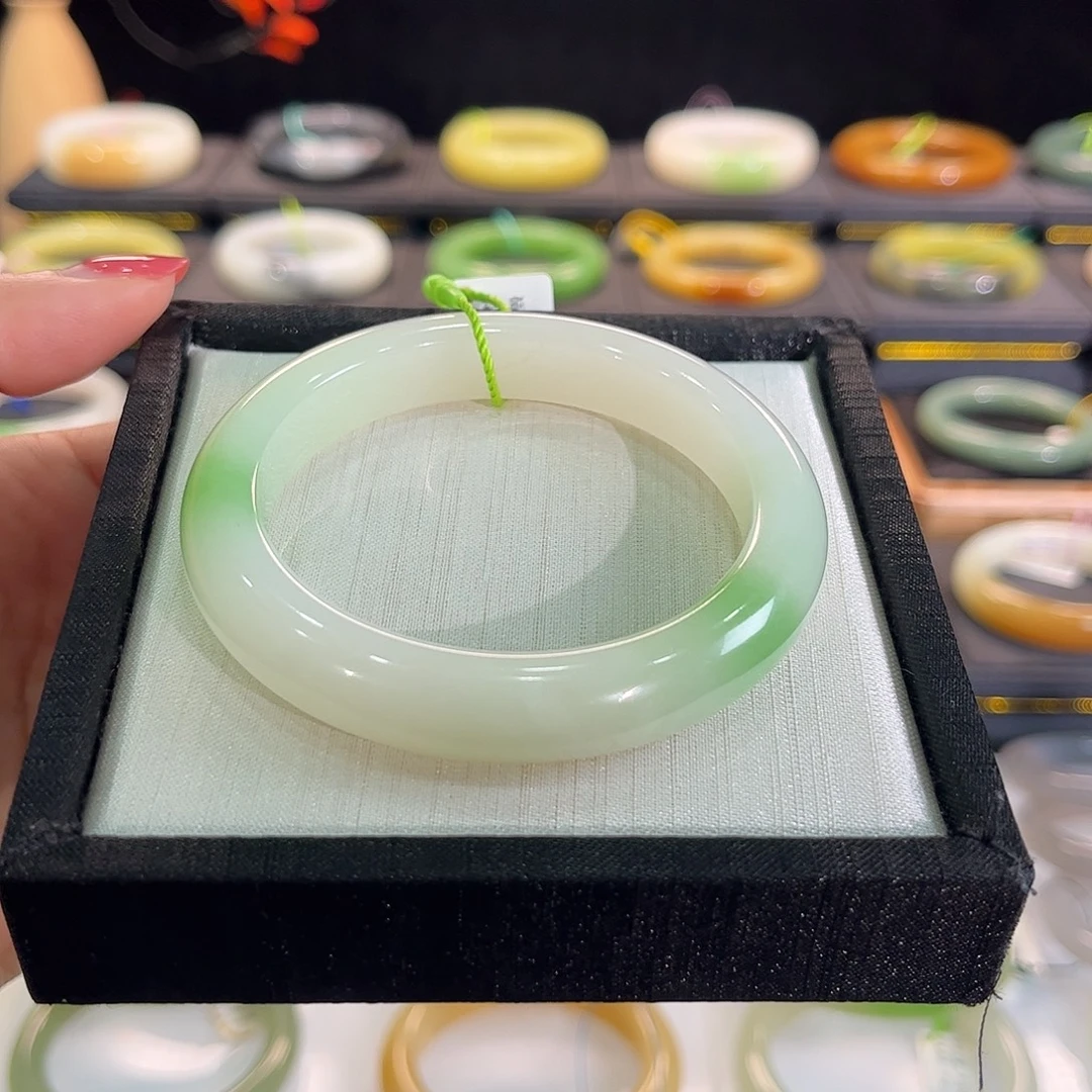 和田玉未镶嵌手镯  白底双翠  翠色很浓