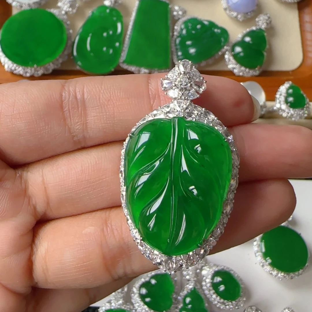 翡翠18K金镶嵌颈饰吊坠