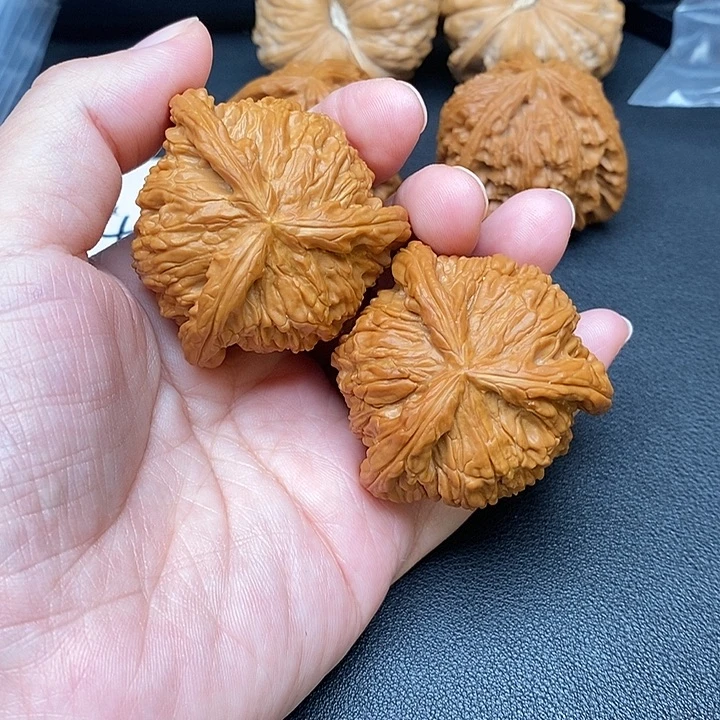 旨***道文玩核桃把件白奔