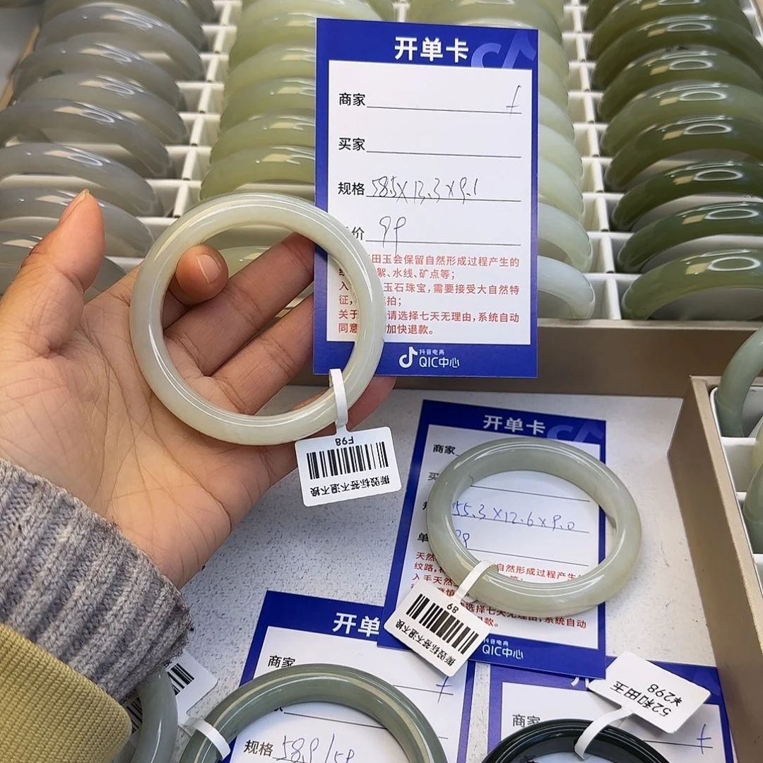 和田玉未镶嵌手镯