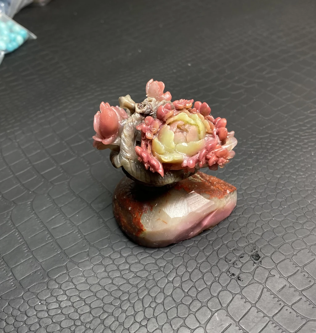 老胡家'四川大凉山盐源玛瑙精品苏工雕刻粉色系大花篮吊坠摆件
