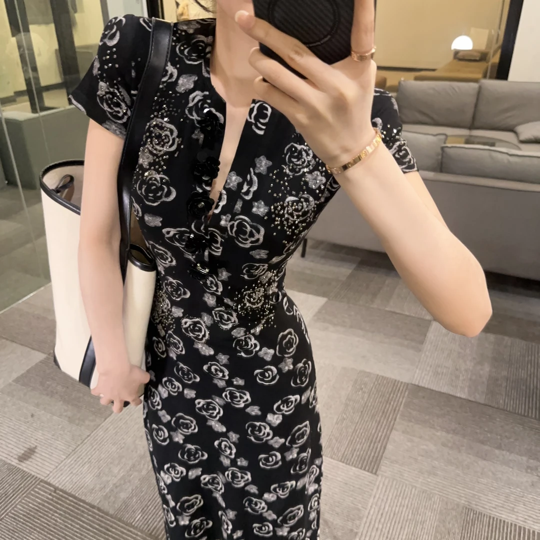 【OS&one show】黑色山茶花烫钻V领显瘦连衣裙法式碎花茶歇裙长裙