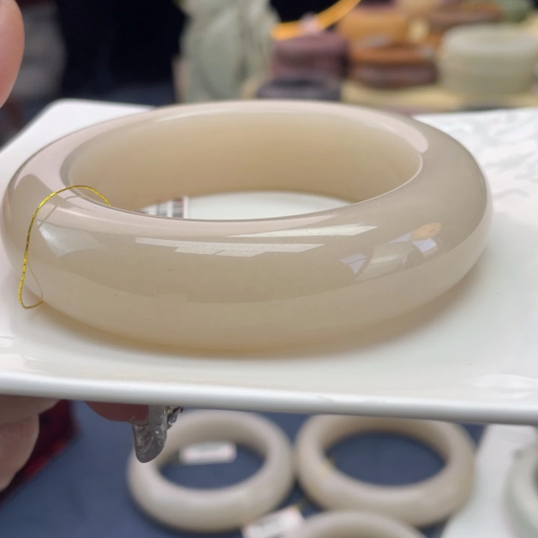 【闪购商品】石英质玉手镯未镶嵌墨