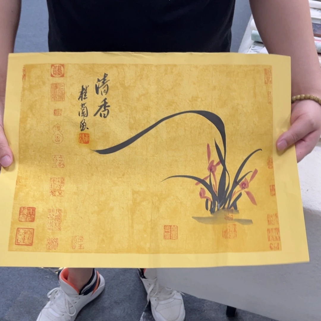 国画卖字画的小男孩