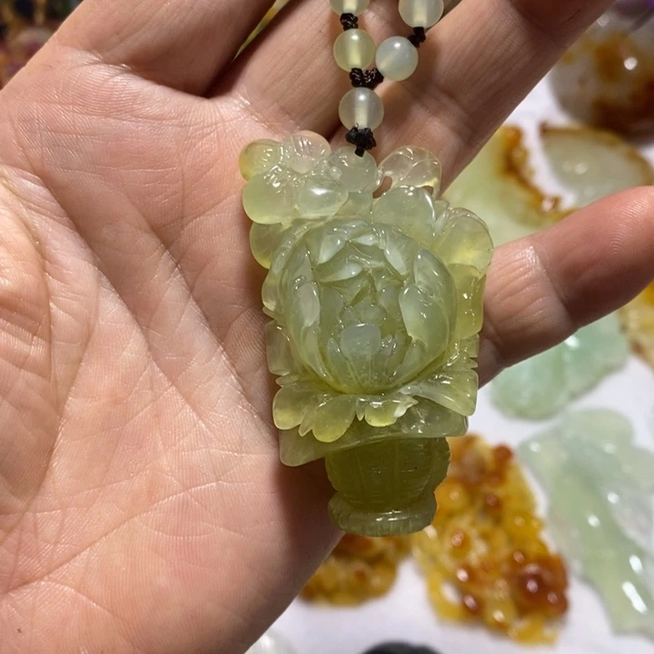 蛇纹石玉未镶嵌颈饰