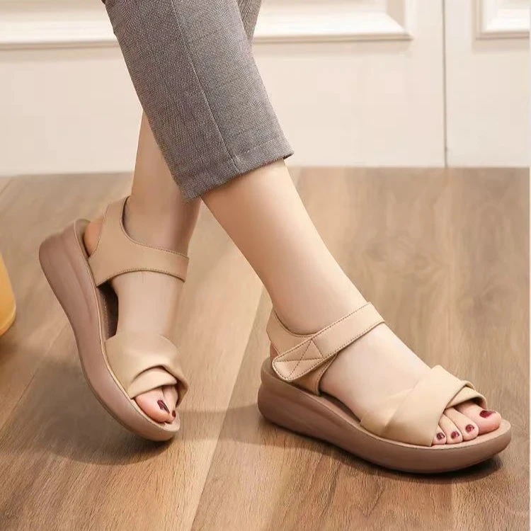 真皮女凉鞋2025夏季新款坡跟软底软面女士轻便防滑厚底妈妈凉鞋