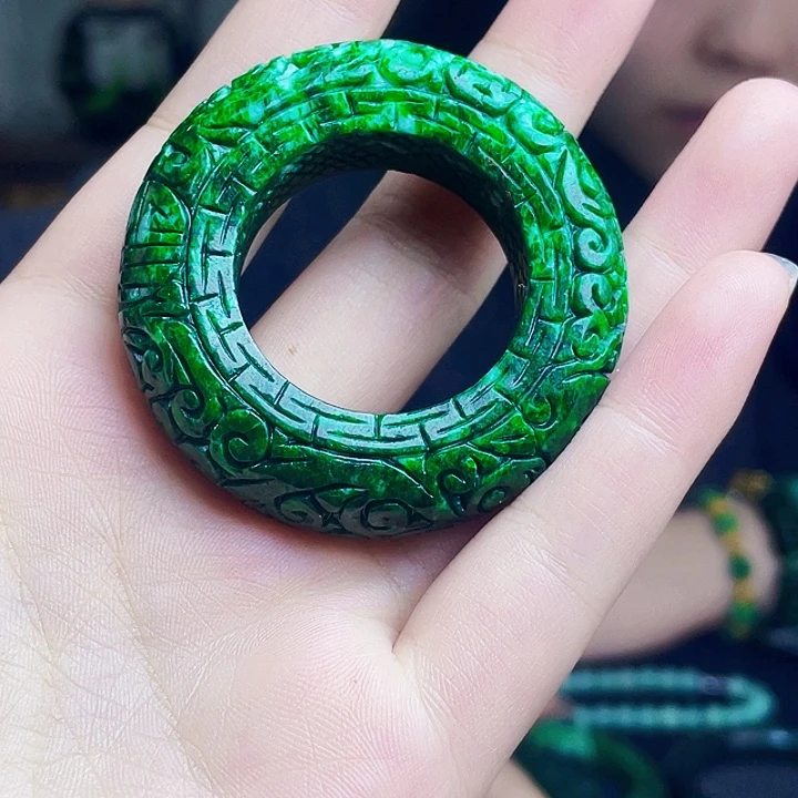 翡翠未镶嵌颈饰多样性