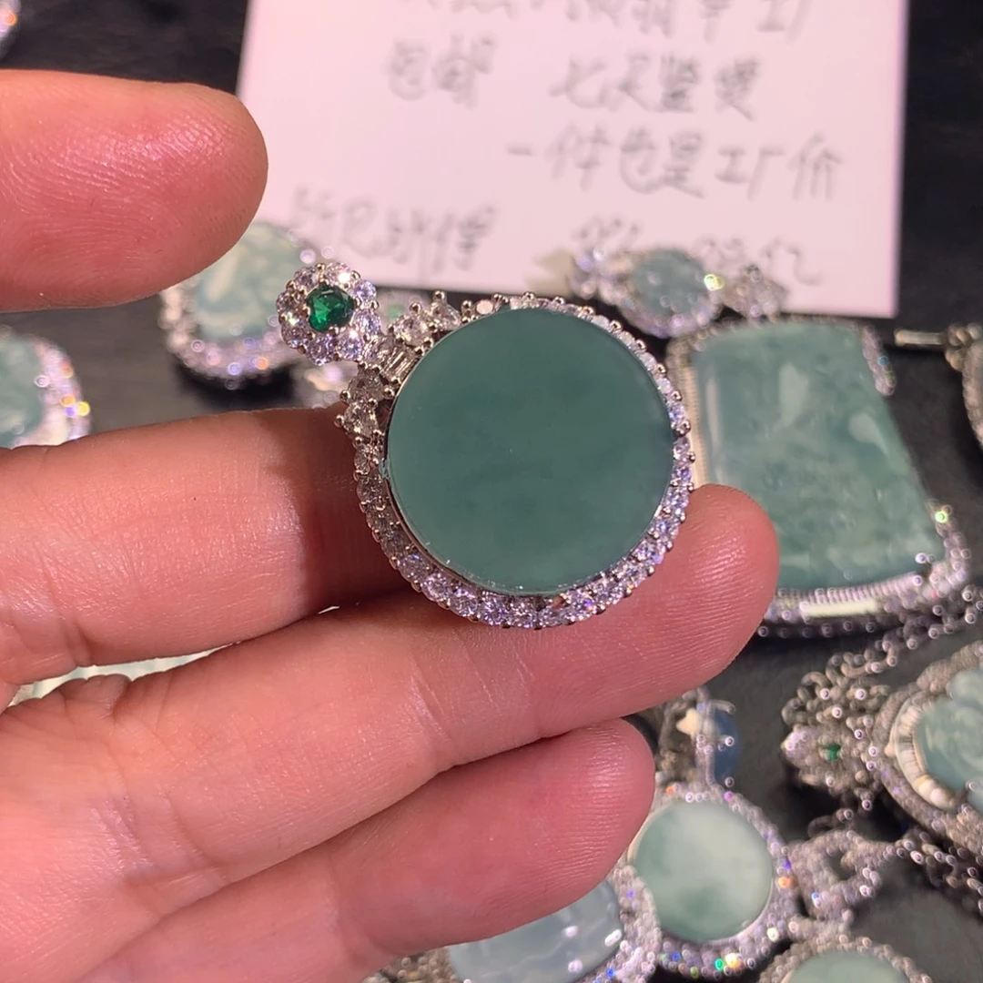 翡翠颈饰未镶嵌无事牌