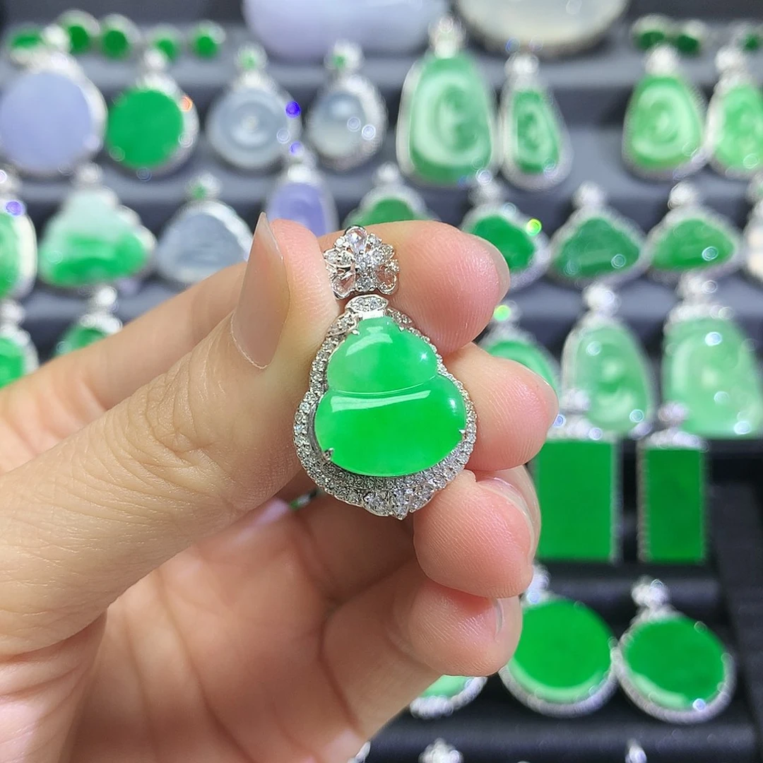 颈饰18K金镶嵌翡翠吊坠