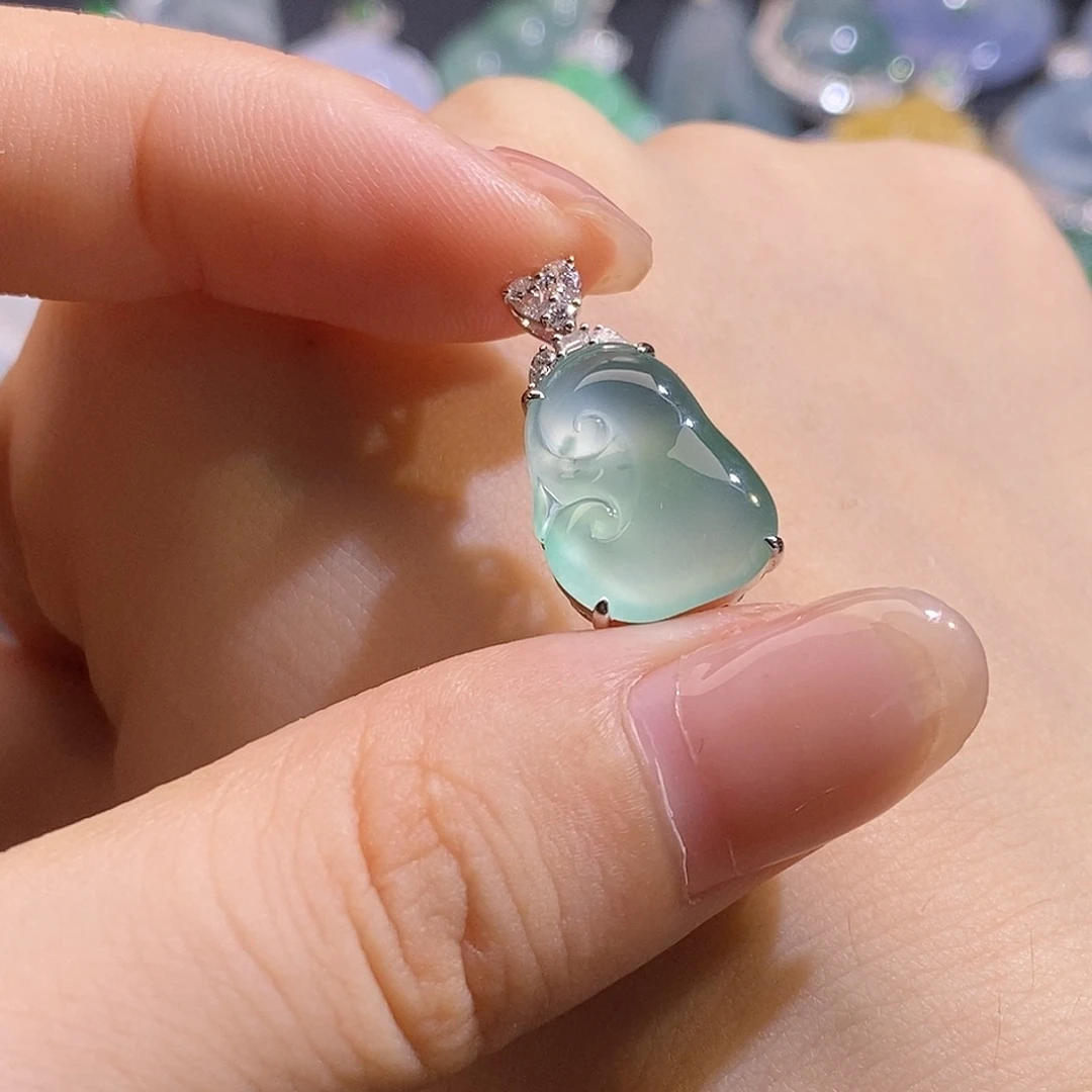 翡翠18K金镶嵌颈饰如意