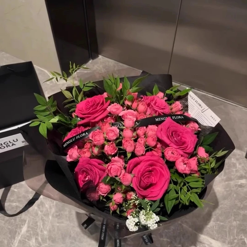 苏菲宝贝弗洛伊德玫瑰混搭花束全国同城鲜花速递附近花店送女友