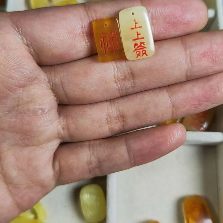 未镶嵌琥珀裸石两个