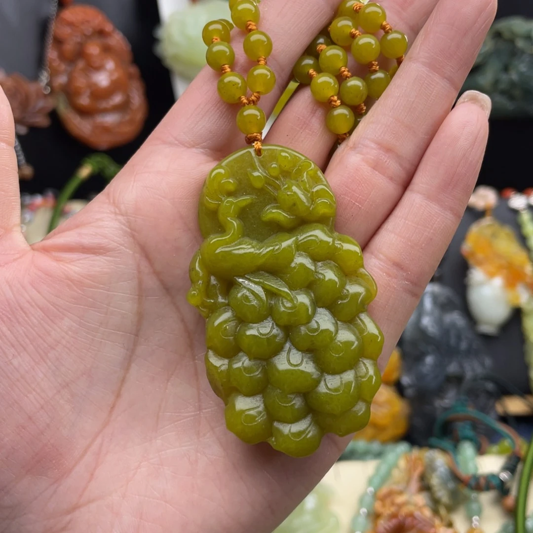蛇纹石玉未镶嵌颈饰