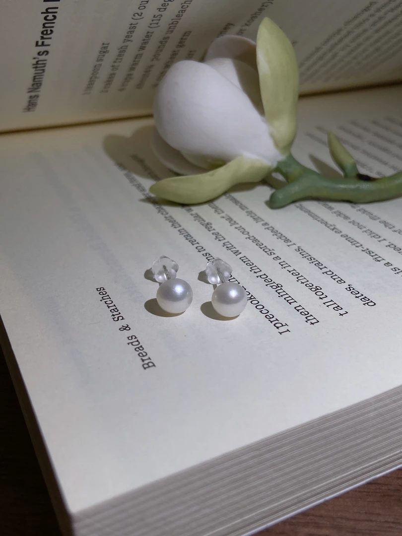 C750 淡水珍珠福福款灯泡白珠耳钉发一对