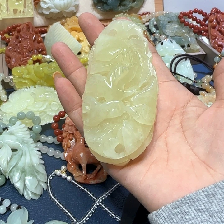 未镶嵌蛇纹石玉吊坠