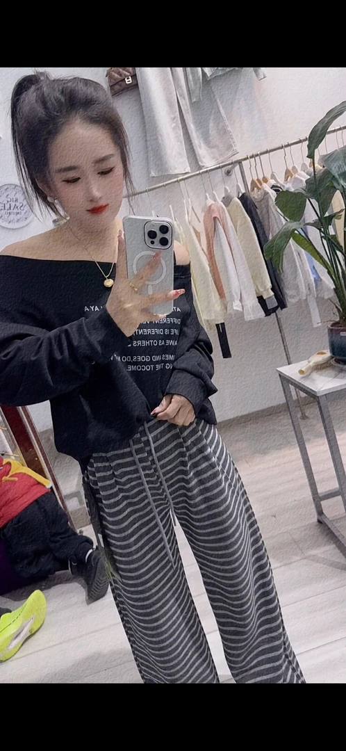 蜜柚春款露肩卫衣