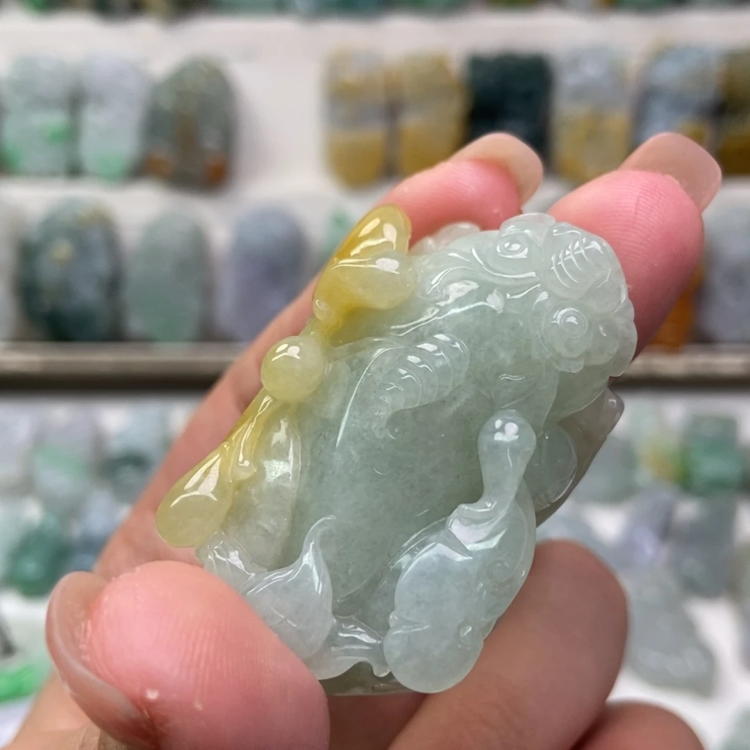 翡翠未镶嵌吊坠(赠链)