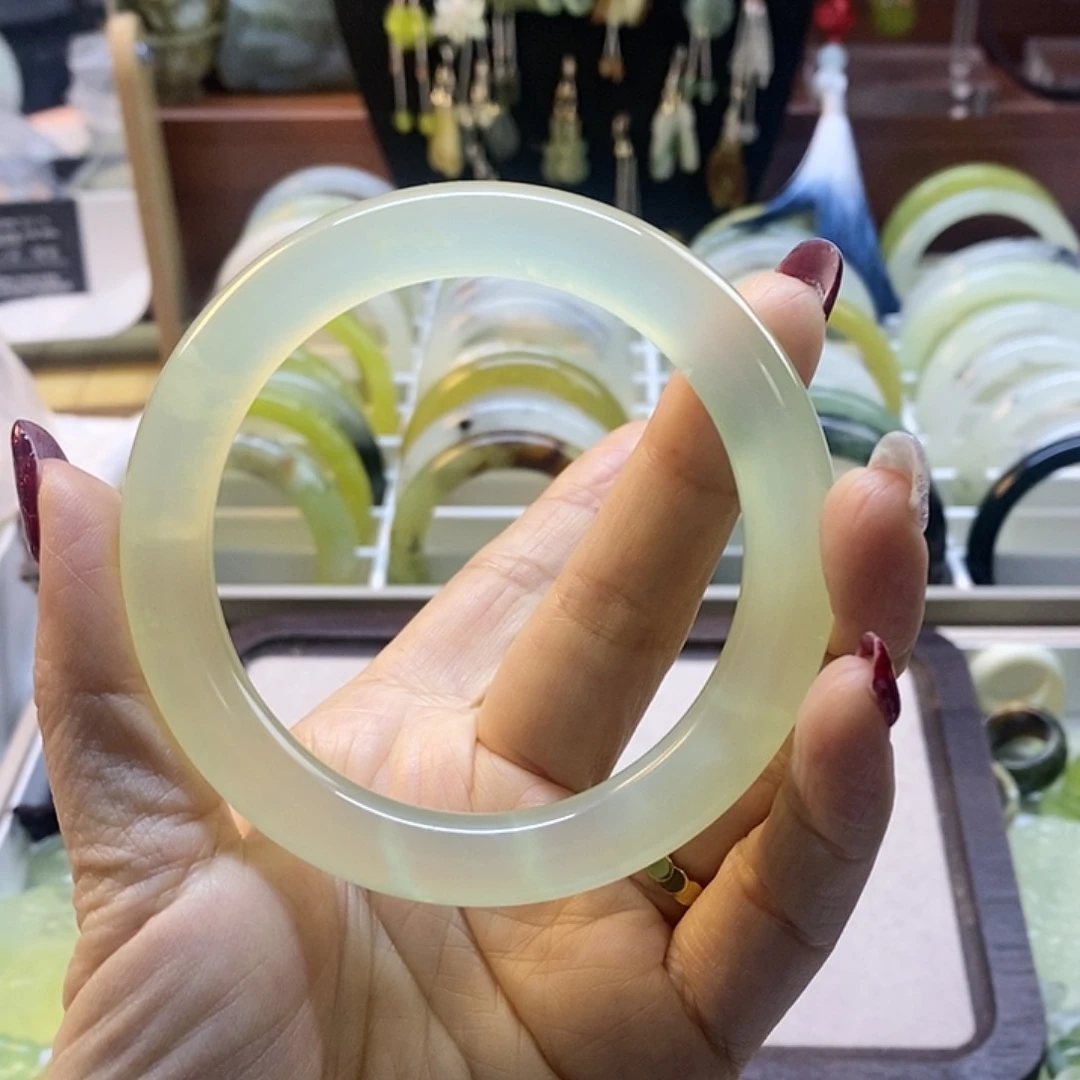 蛇纹石玉手镯未镶嵌王**贝