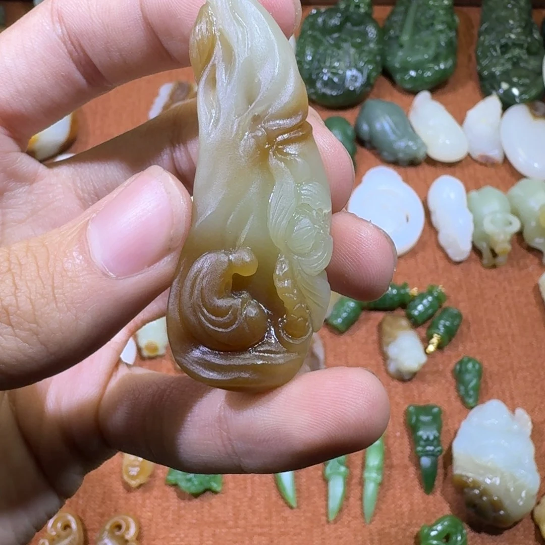 和田玉颈饰未镶嵌向****?