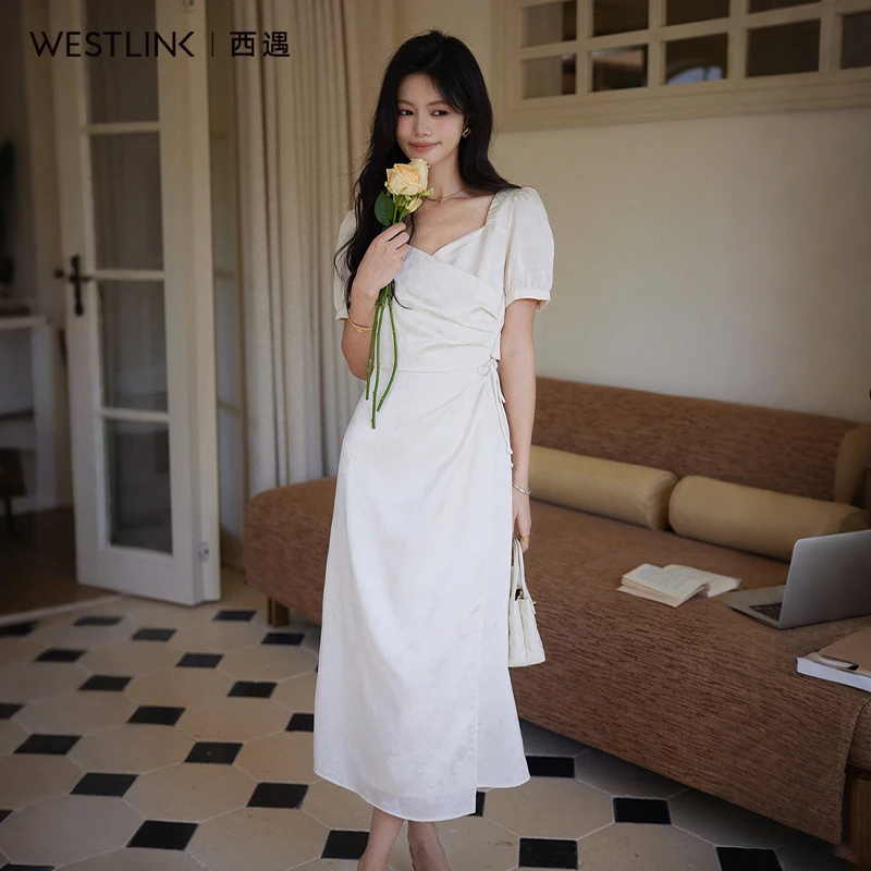 西遇法式掐腰连衣裙女2025年夏季新款杏色褶皱显瘦短袖v领裙子