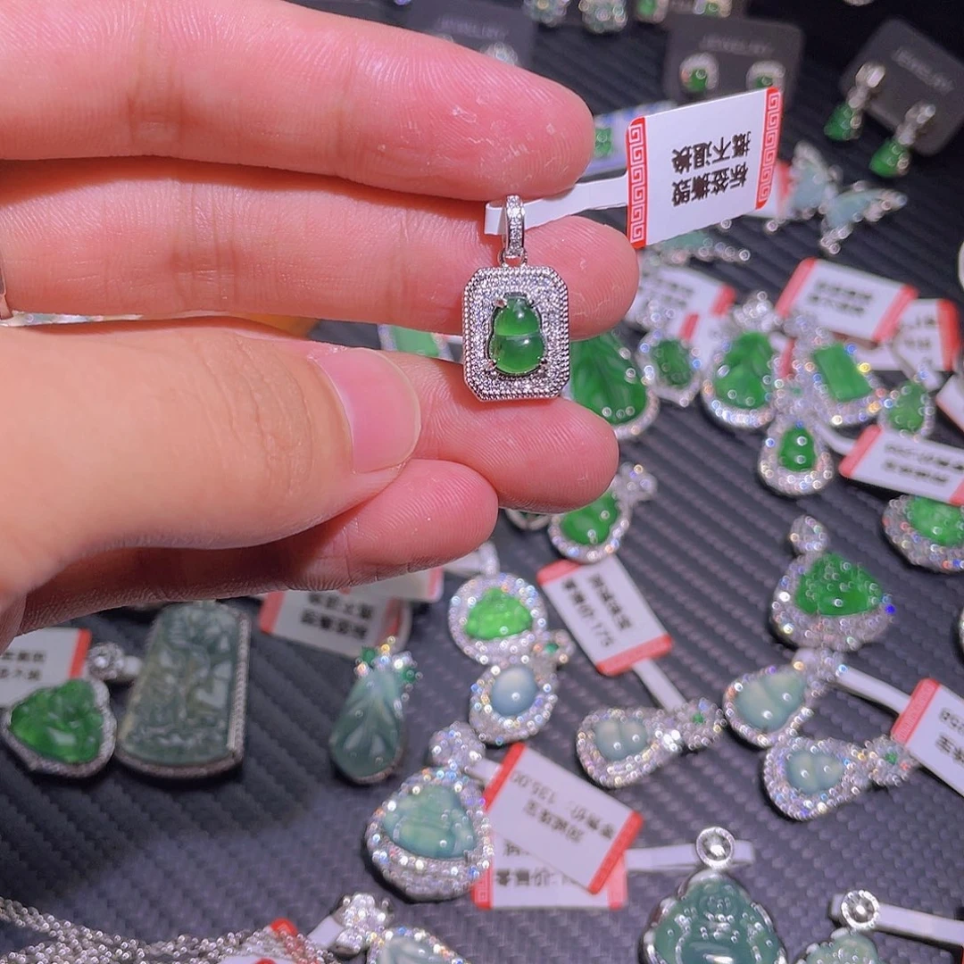 吊坠(不含链)未镶嵌翡翠