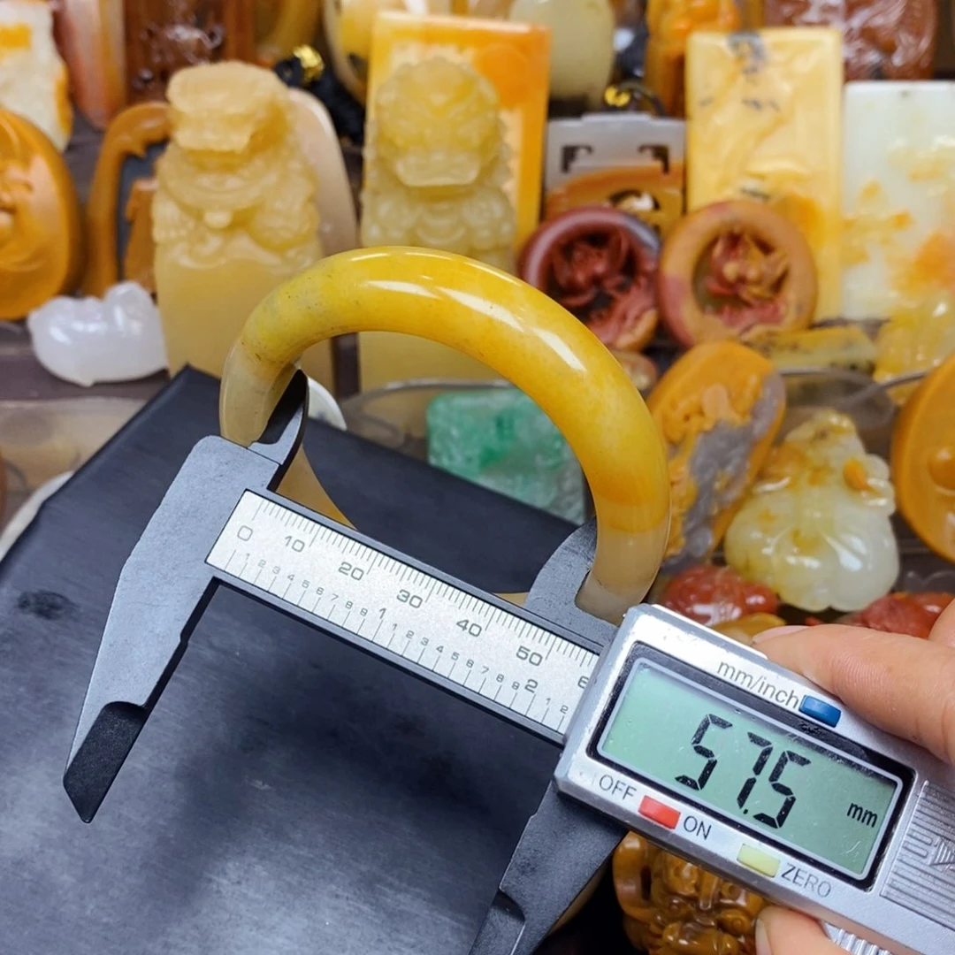 石英质玉（黄龙玉）颈饰未镶嵌