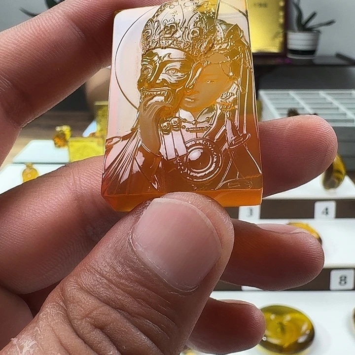 琥珀未镶嵌颈饰扎基拉姆