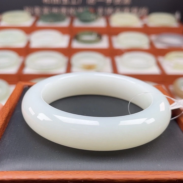 和田玉手镯未镶嵌羊脂级别