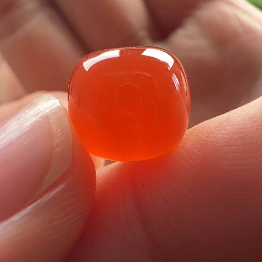 南红玛瑙未镶嵌老型：11.1x10冰红 孔道有不明显的冰裂