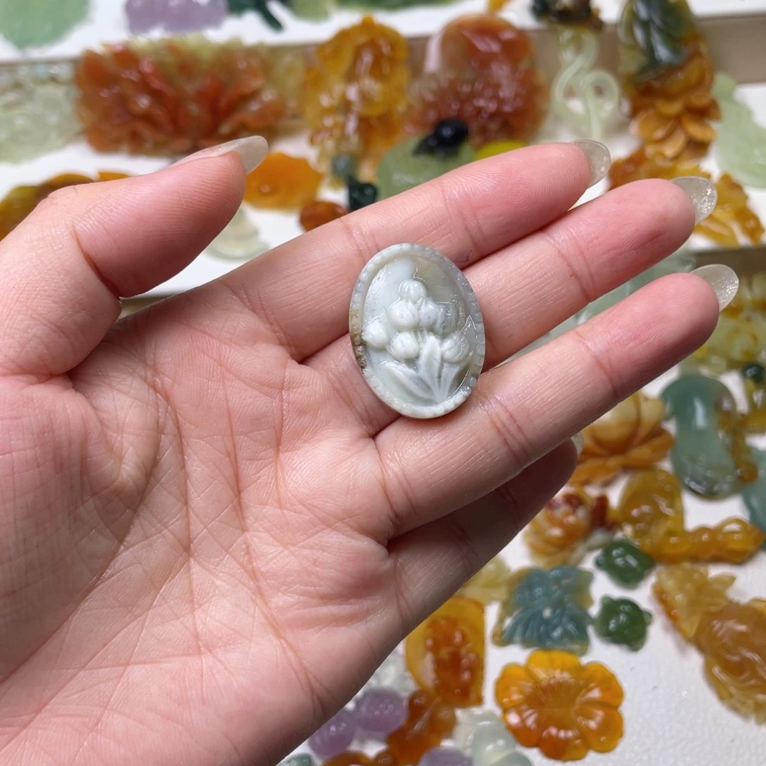 刀***熊未镶嵌蛇纹石玉颈饰