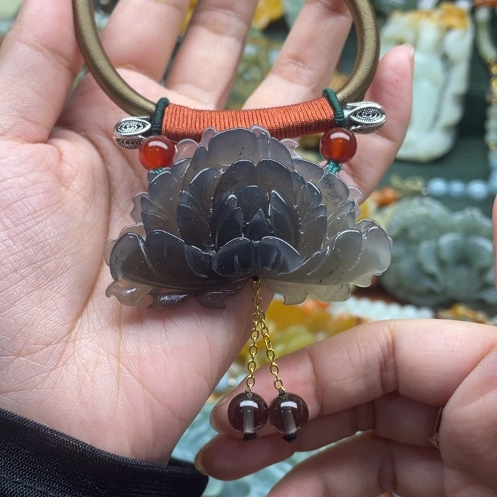 蛇纹石玉吊坠合金