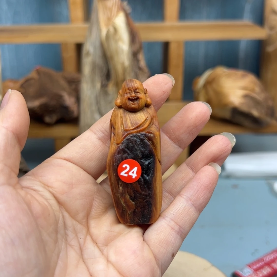 肖***在木崖柏木摆件手把件
