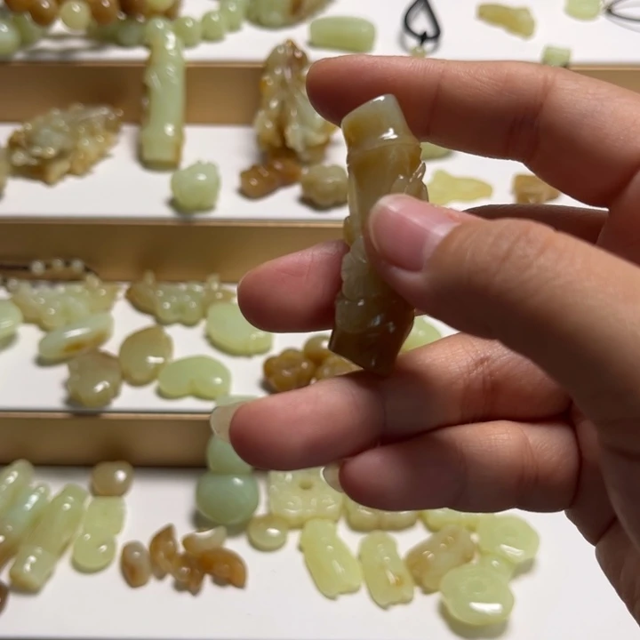 ****༻和田玉未镶嵌颈饰