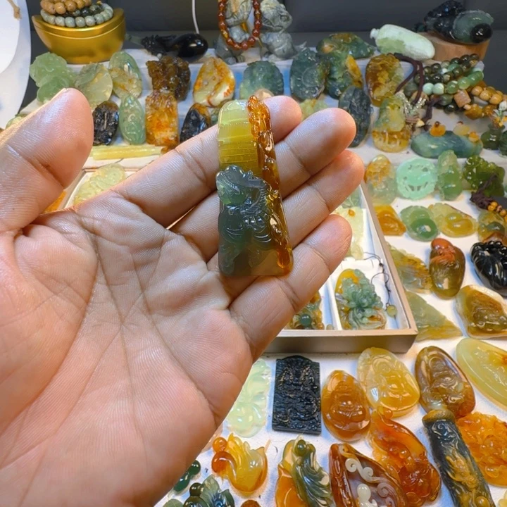 悦***尔蛇纹石玉未镶嵌颈饰