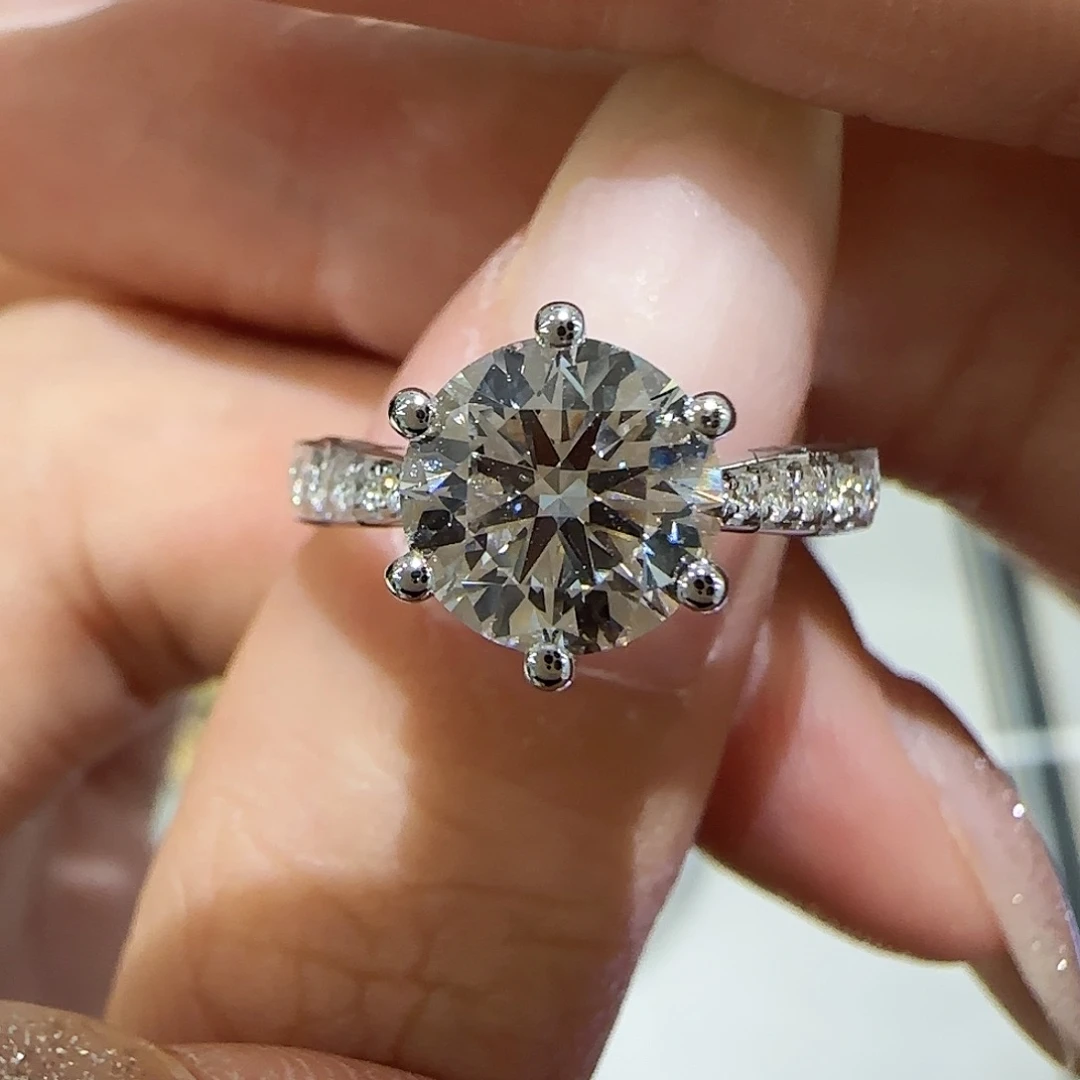 实验室培育钻石18K金镶嵌星光六爪1.5卡